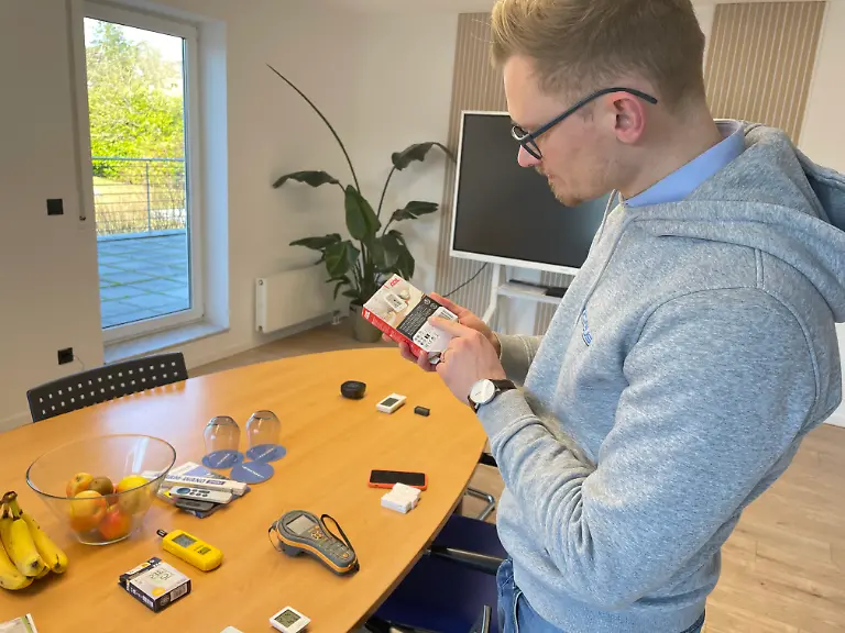 Experte liest Rückseite der Verpackung ADE Hygrometer durch